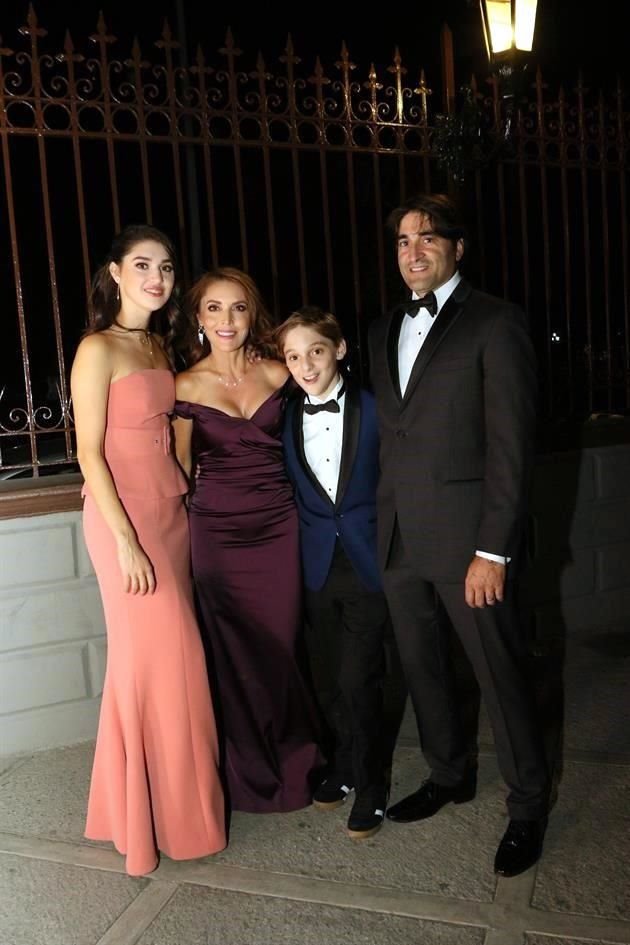 Valeria Préstamo, Cynthia de Préstamo, Mateo Préstamo y Luis Préstamo