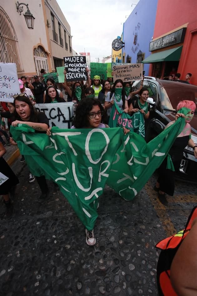 El grupo avanzó hasta Diego de Montemayor y se internó en el Barrio Antiguo donde se sumaron más mujeres al contingente.