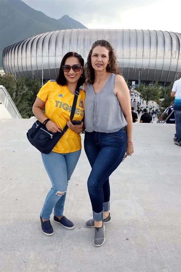 Adela Gutiérrez y Rosa Isela Garza