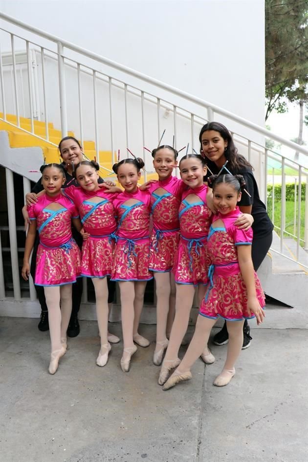 Rocío Mier, Renata Zablah, Mina Moja, Mónica R, Martínez, Andrea C. Peláez, Allison Rodríguez, Alejandra Marroquín y Sofía Pedroza
