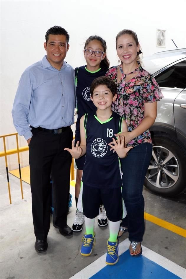 Israel Moncada, Anahí Moncada, Ana Castillo e Israel Moncada