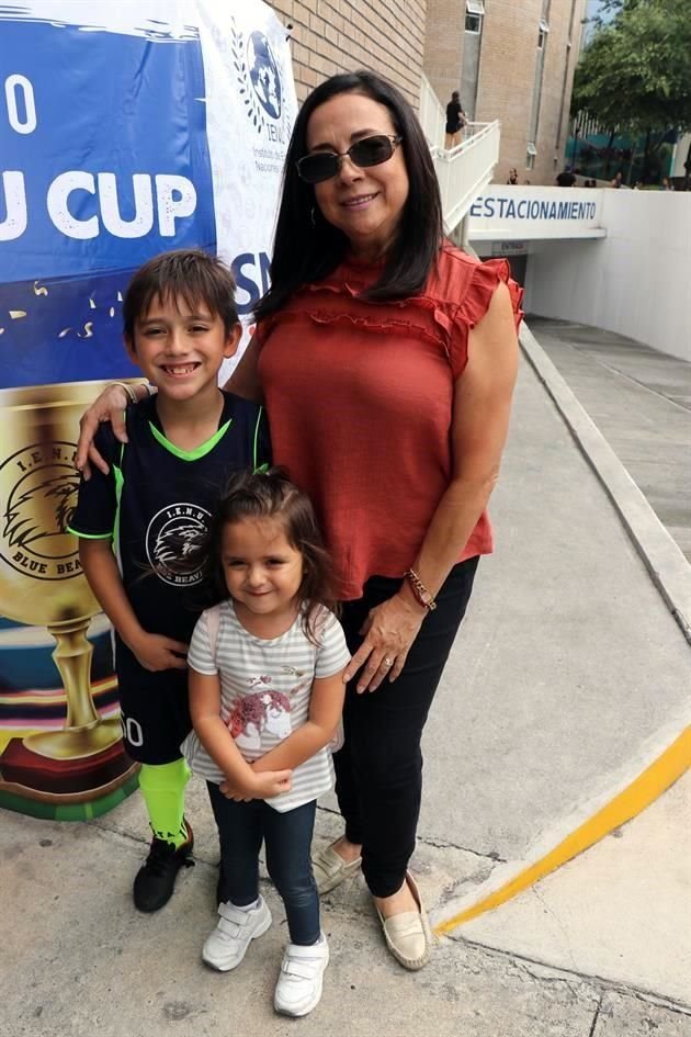 Íker García, Martha Elizondo y Alexa Sofía Piña