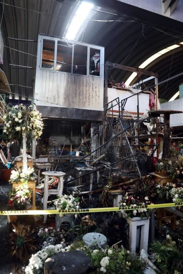 Bomberos controlaron un conato de incendio en el Mercado de Jamaica.