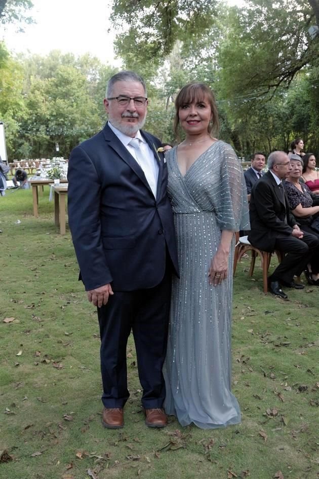PAPÁS DE LA NOVIA: Sergio Barrera y Martha Nelly Rodríguez de Barrera