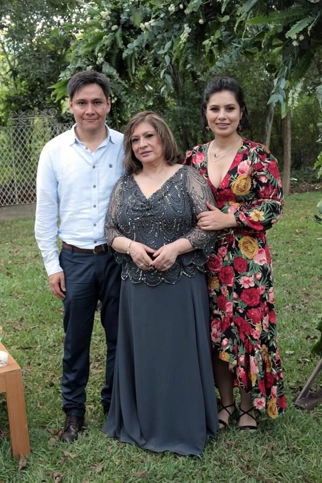 FAMILIA DE LA NOVIO: Armando Sánchez, Virginia Zamudio de Arroyo y Karen Arroyo