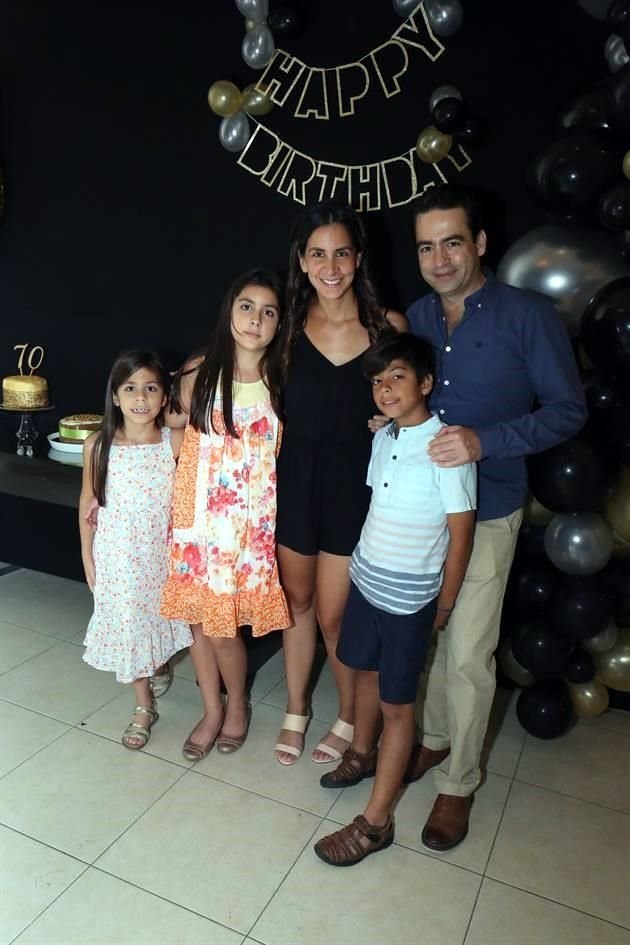 Gaby Ortiz de Martínez y Jorge Martínez con Ela, Lucía y Julián Martínez 