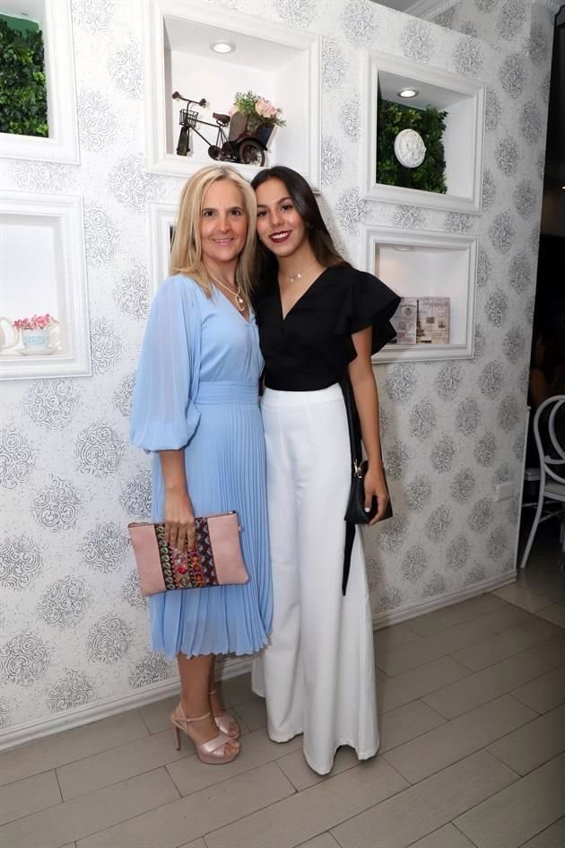 Laura de Brieño y Paola Brieño