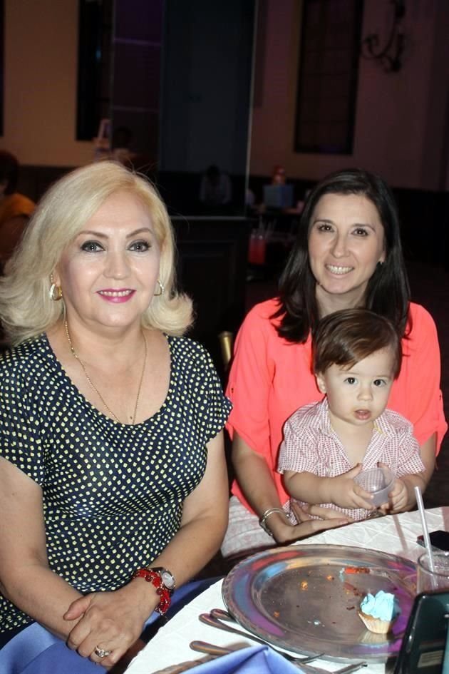 Vero Arias de Arredondo, Marisol Guzmán y Mateo Contreras