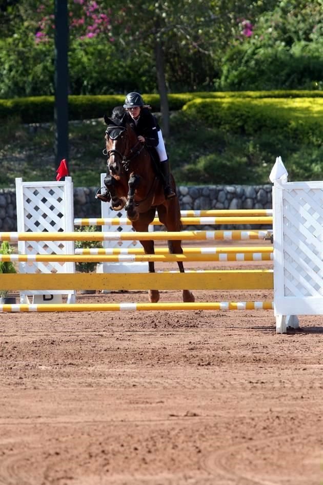 Marian Hinojosa, montando a Querupe Elite