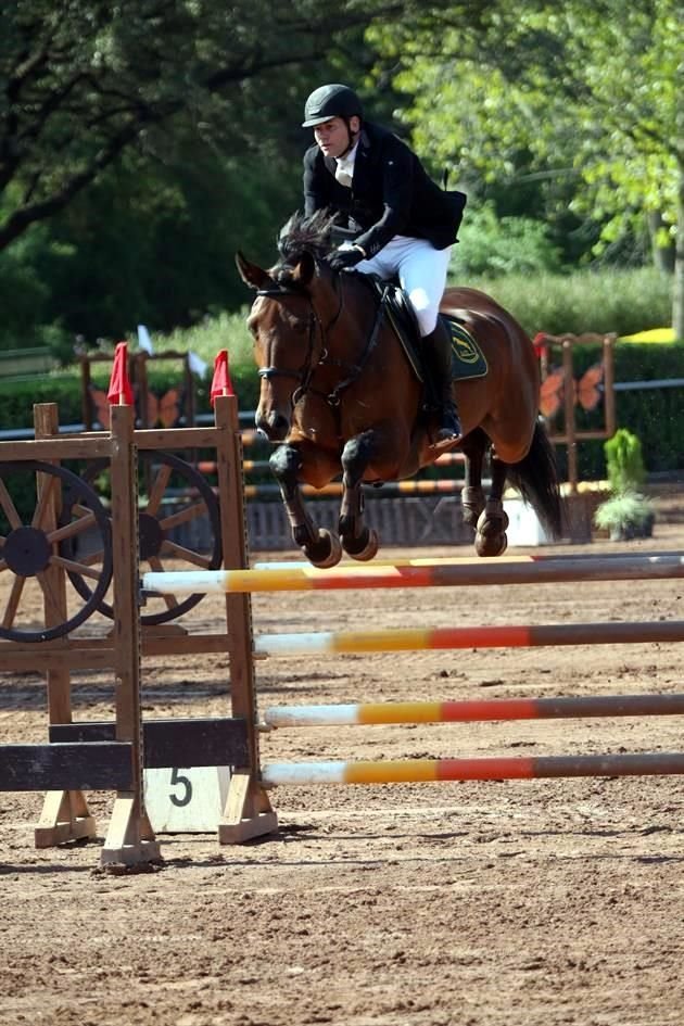 Gastón Zambrano, montando a Rumba Elite LS