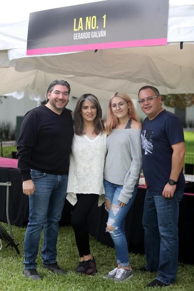 Gabino Hernández, Katy de Hernández, Viviana Galván y Jerry Galván