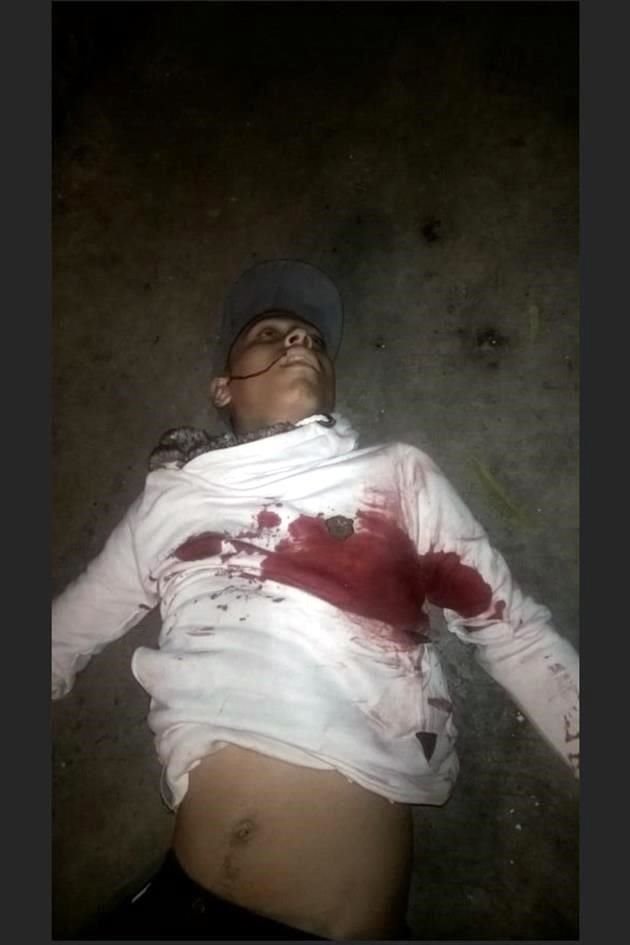Anoche, un joven perdió la vida tras ser atacado a balazos en la esquina de Matemáticas e Historia, en Neza.