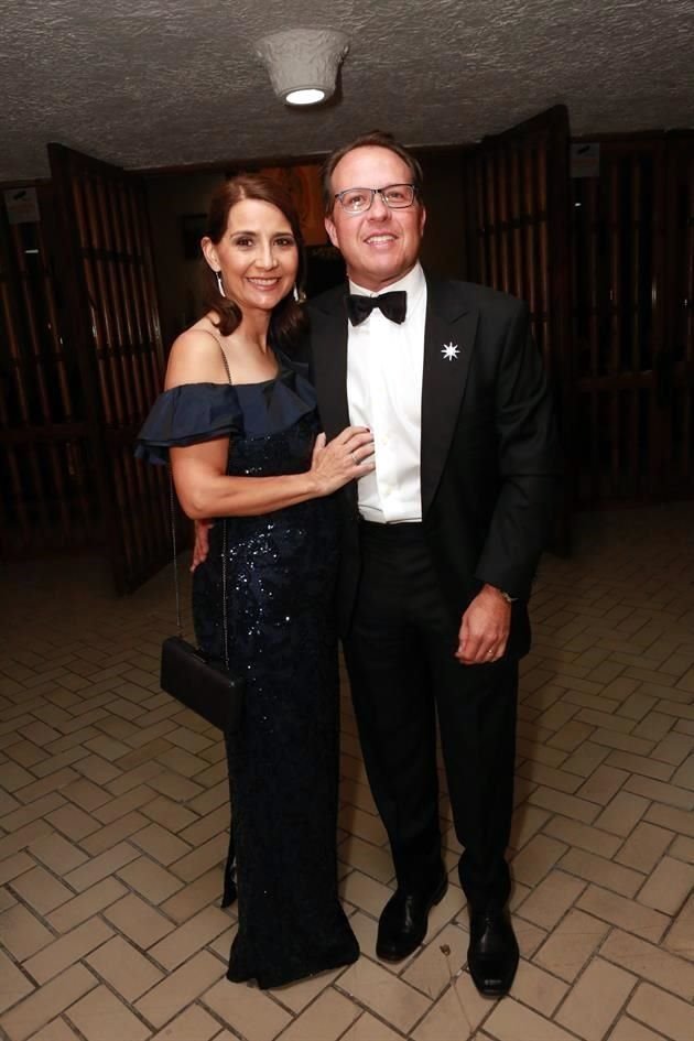 Sandra de Lozano y Emilio Lozano