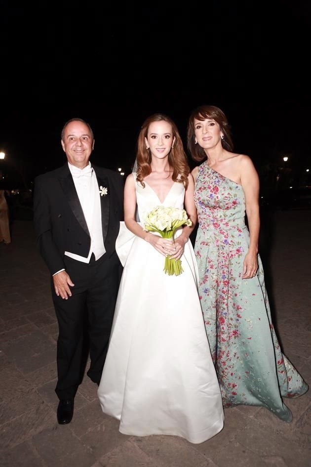 La novia con sus papás Adrián Marcelo Martínez Guzmán y María Gabriela Chapa de Martínez