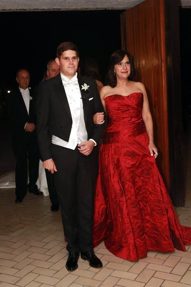 El novio con su mamá, María Esthela Ramón de Garza 