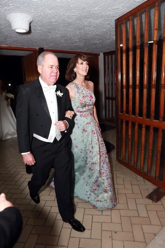 Jorge Garza Milling, papá del novio y María Gabriela Chapa de Martínez, mamá de la novia