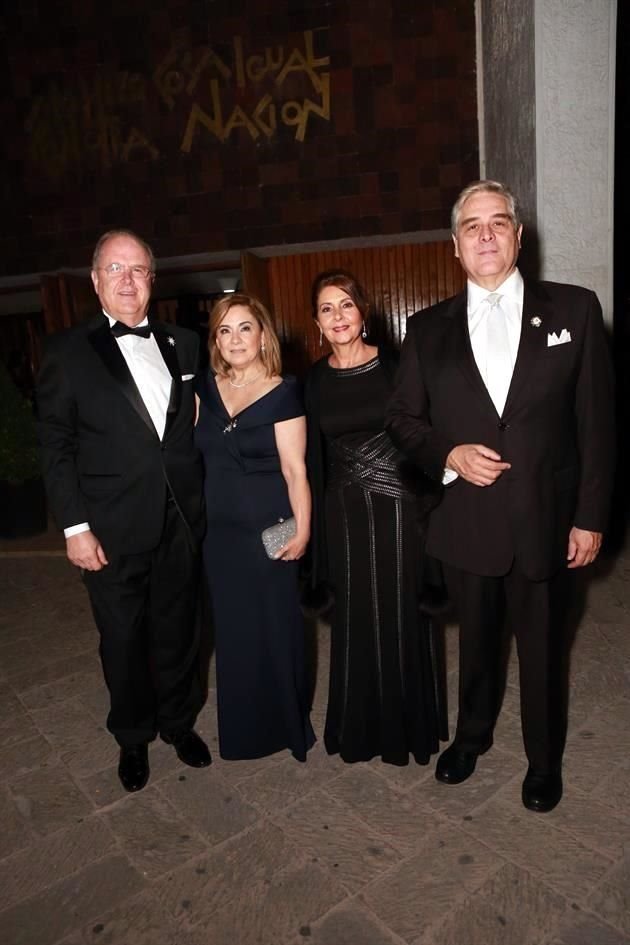 Álvaro Padilla, Maru González de Padilla, Nena Reyes de Figueroa y Alberto E. Figueroa