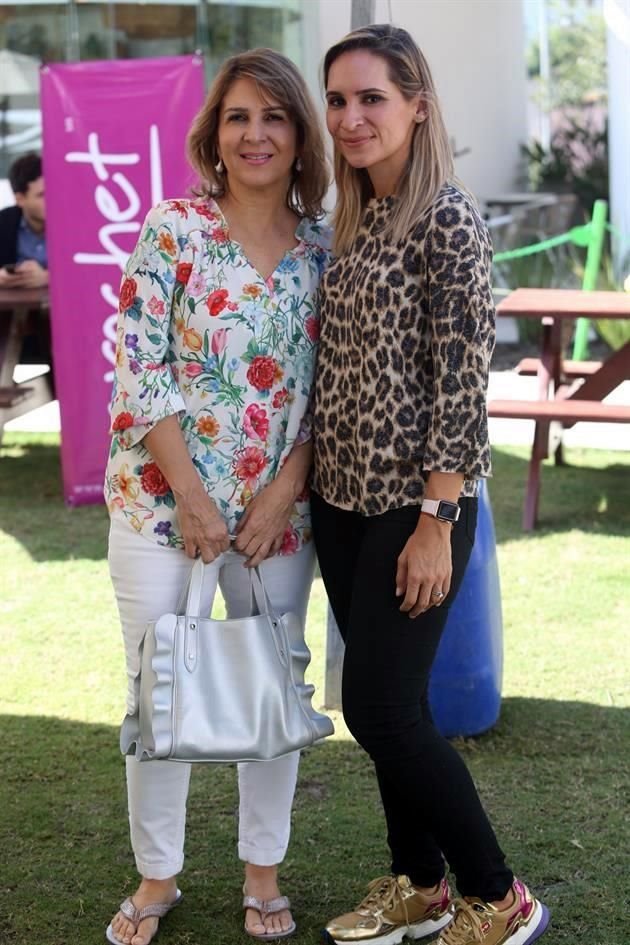 Aurora Villarreal de Aguirre y Mónica Aguirre