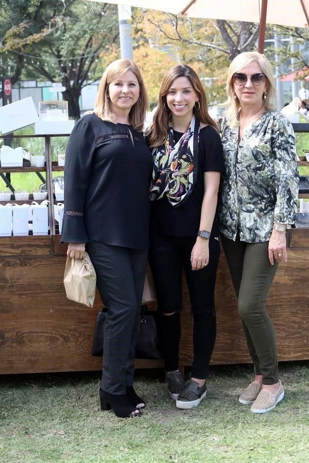 Lavy Peña de Olivares, Valeria Olivares y Maye Olivares de Ortiz