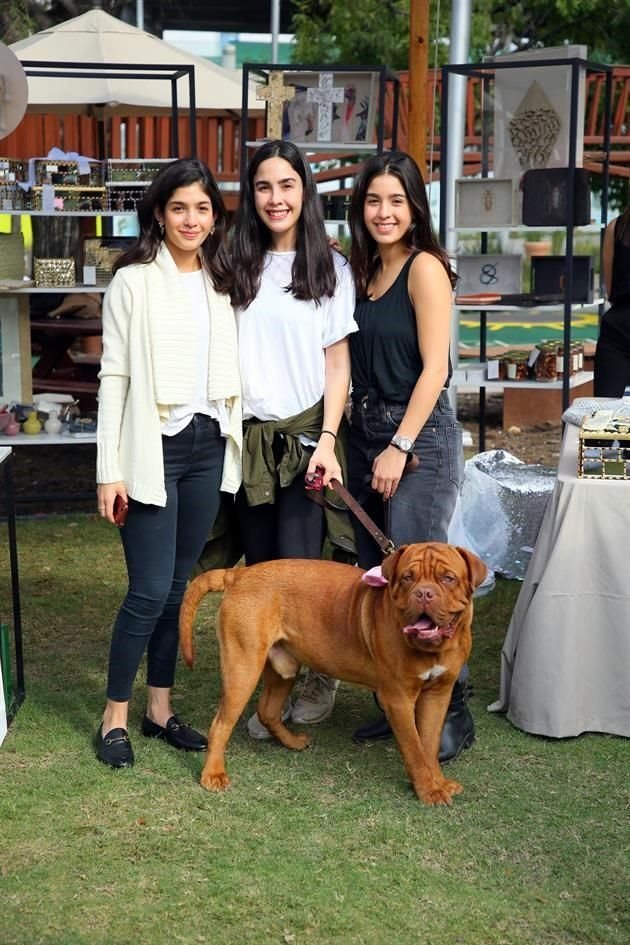 Valeria Chávez, Mariana Chávez y Fernanda Chávez con Rolo