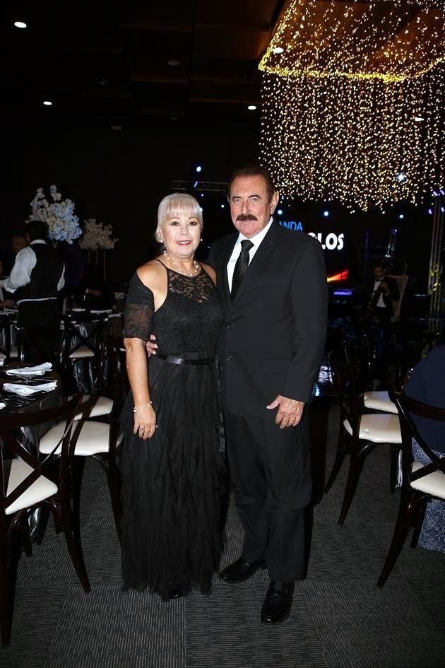 Perla Peña de García y Jesús García