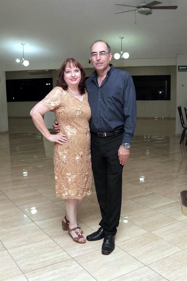 Irma García de Garza y Jesús Garza, hija