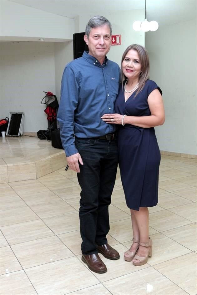 Víctor García y Teresa Serrato de García, hijo