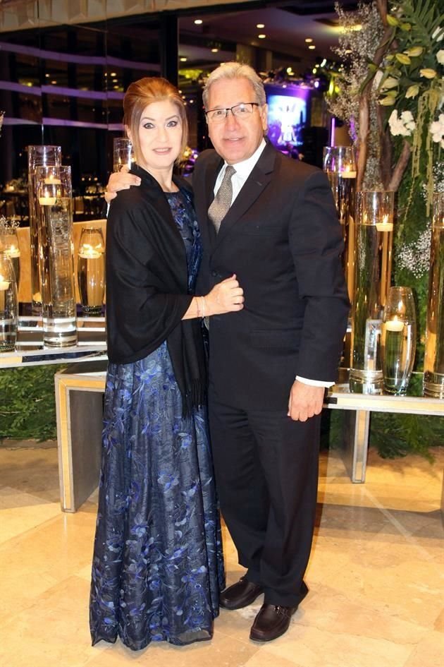 Laura Cavazos de Salazar y Adrián Salazar