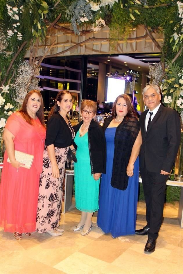 Fabiola Garza, María Garza, Cristina Morales, Claudia Garza y Tomas Guzmán