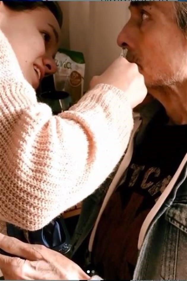 El video muestra a José José en compañía de Sarita, quien le realiza cuidados en el rostro.
