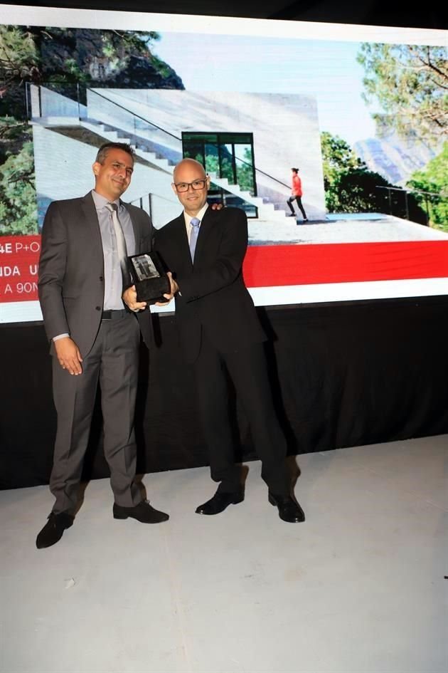 PREMIO CALLI Vivienda Unifamiliar menor 90m2 David Pedraza, entrega el premio Mauricio Vargas