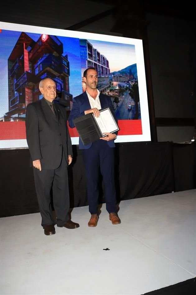 MENCIÓN HONORÍFICA Edificios Verticales de Uso Mixto Gerardo Azcúnaga, entrega Enrique Lobo Quiroga