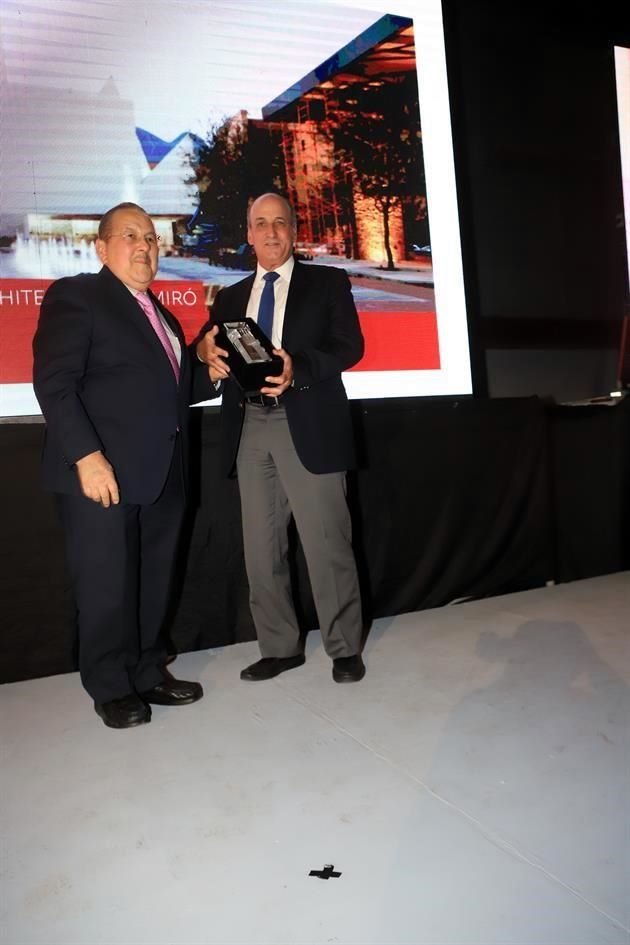 PREMIO CALLI Espacios Abiertos Artemio Garza, entrega Fernando Margáin Santos