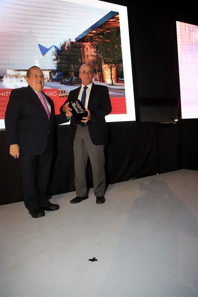 PREMIO CALLI Espacios Abiertos Artemio Garza, entrega Fernando Margáin Santos