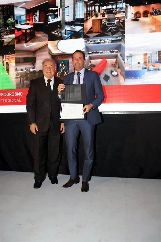 MENCIÓN HONORÍFICA Fernando Márquez entrega Lizandro  de la Garza