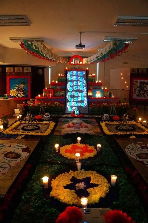 En el altar, diseñado en forma de pirámide, se proyecta Quetzalcóatl, la serpiente emplumada.