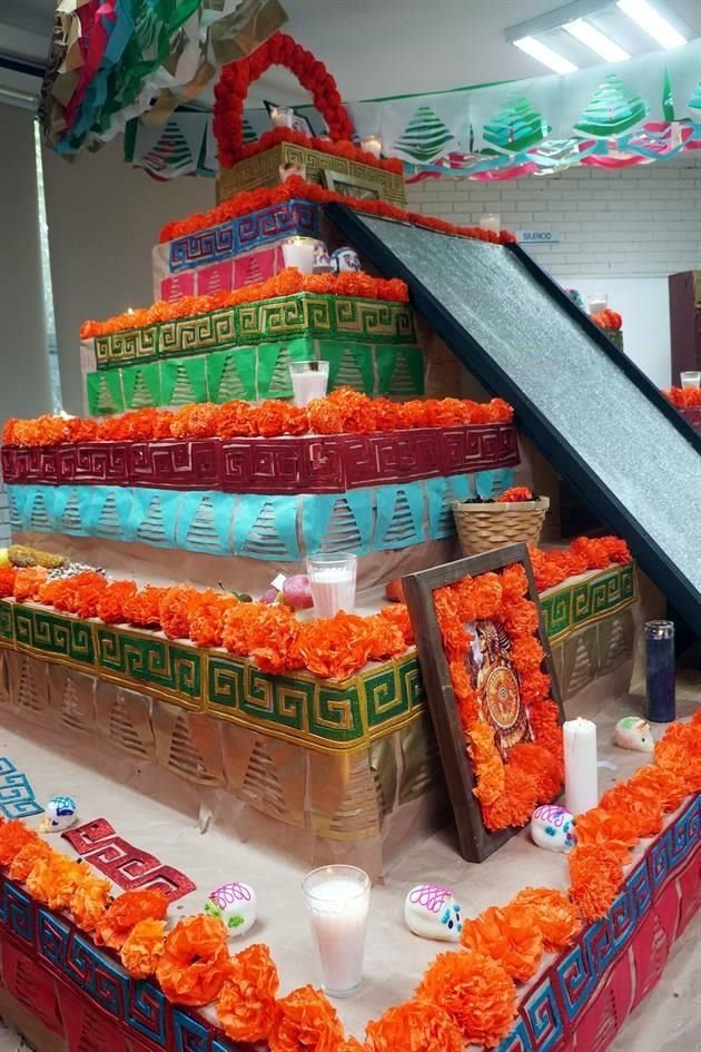 La ofrenda de la Prepa 8 de la UANL busca valorar la cultura indígena.