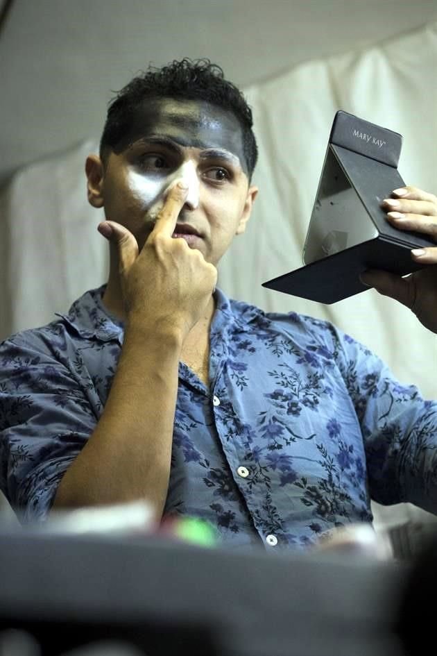 Mientras miran su reflejo en el espejo, brochas de maquillaje comienzan a transformar los rostros de estos personajes.