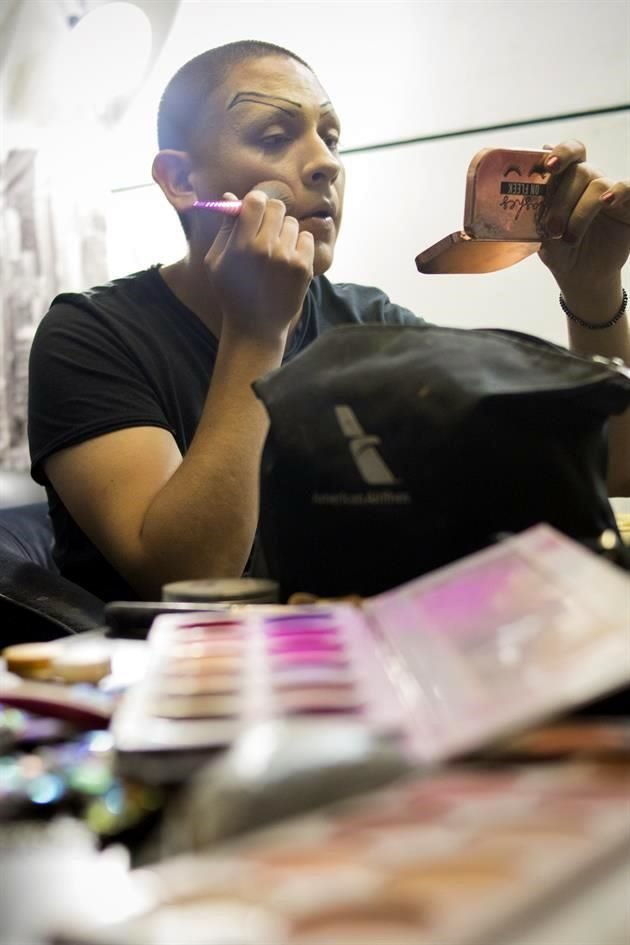 Las drag usan su personaje para criticar ideas políticas y sociales establecidas. 