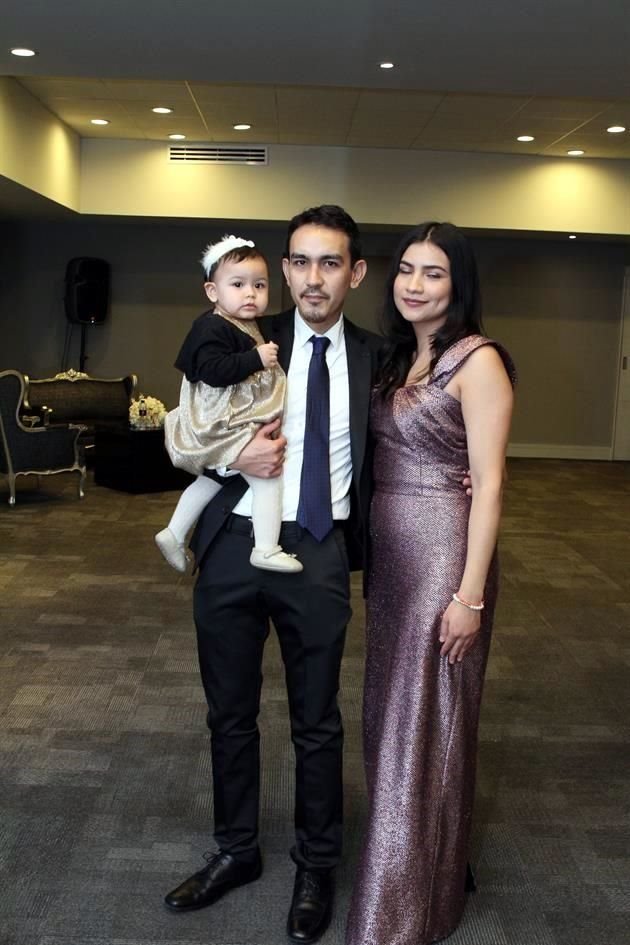 Antonio Saldaña, Erika Rivera de Saldaña y Victoria Saldaña