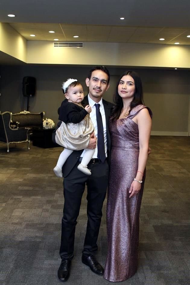 Antonio Saldaña, Erika Rivera de Saldaña y Victoria Saldaña