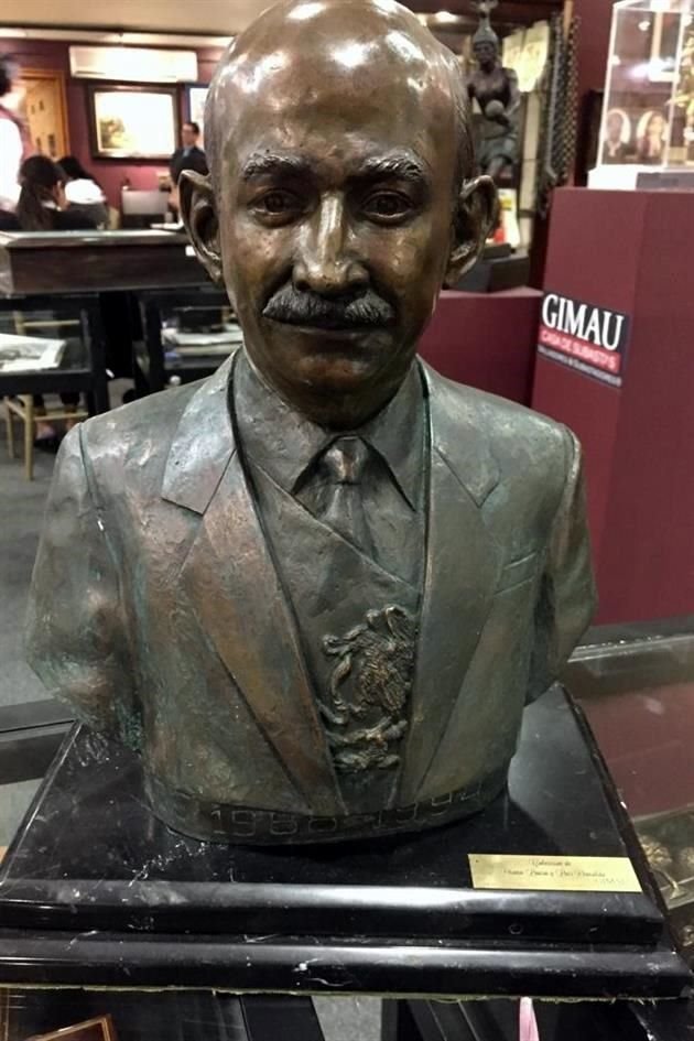 La pieza es de bronce con base de mármol negro.