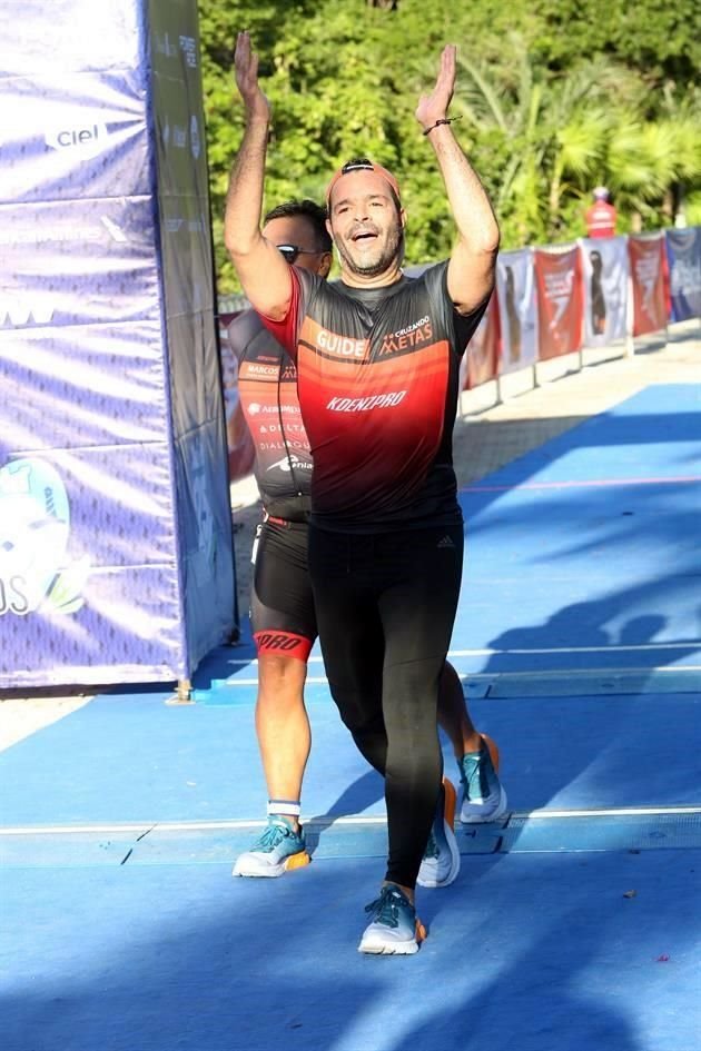 Pablo Montero realizo el triatlón apoyando a un invidente