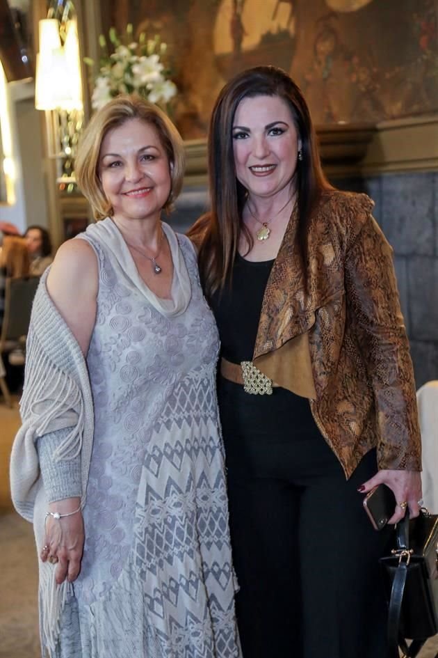 La festejada con Marlene Dávila de Rodríguez