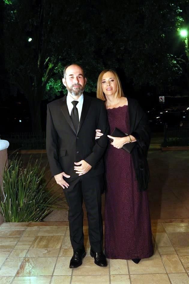 Joel González y Maru Martínez