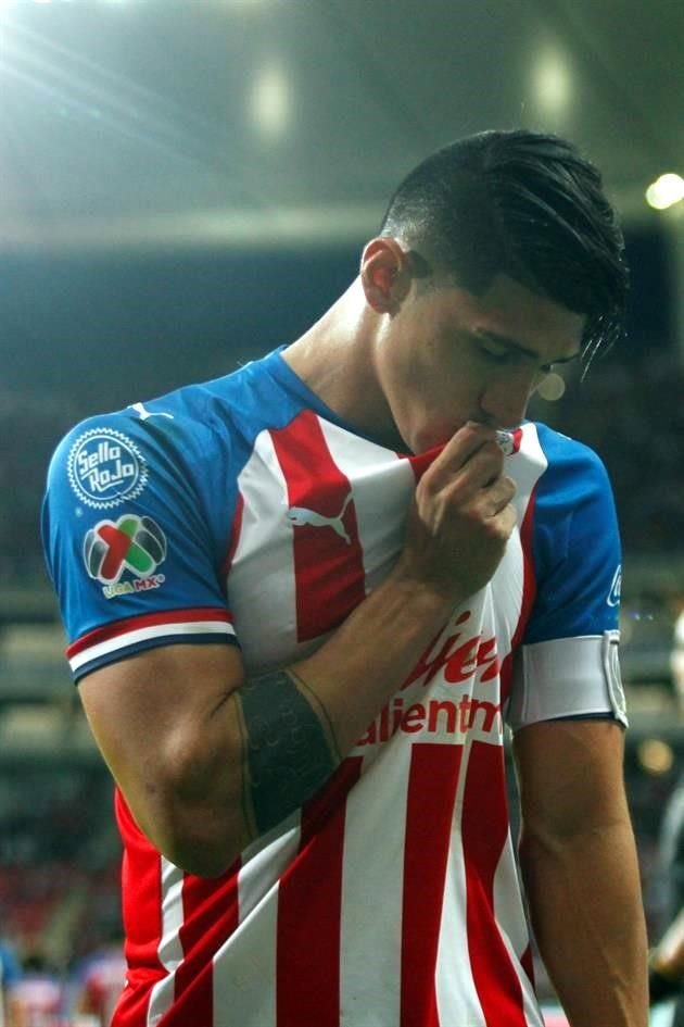 El delantero Alan Pulido de Chivas celebra este sábado tras anotar contra Veracruz.