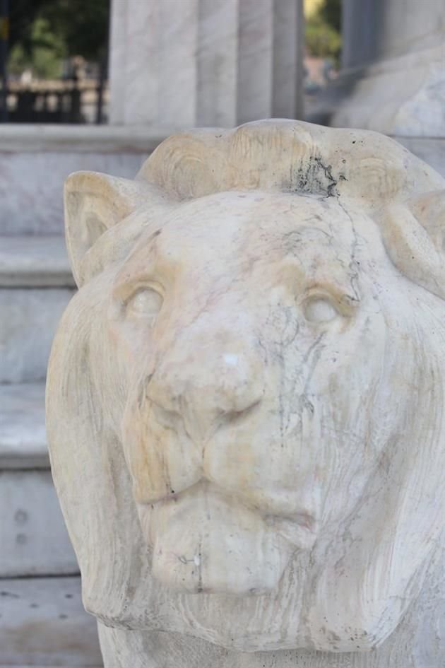 Aunque la mayor parte del Hemiciclo ya fue limpiada, algunas piezas, como los leones, aún presentan daños.