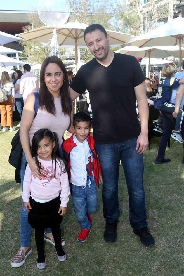Carolina Castañeda, Guillermo Pérez, Sofía Pérez y Ricardo Pérez