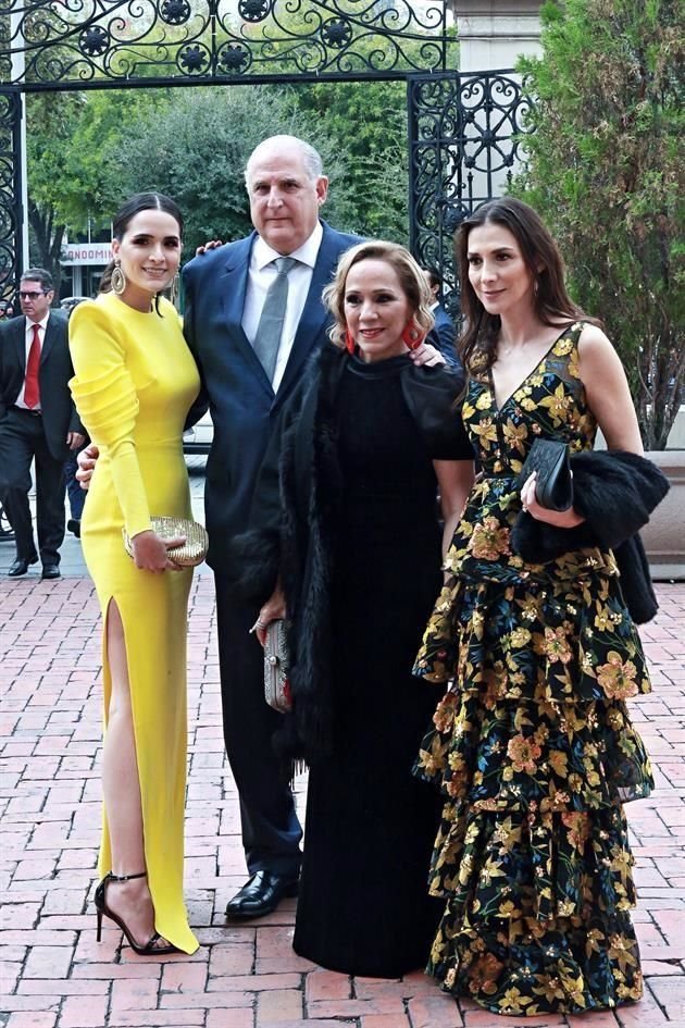Mafer Maiz, Alejandro Maiz, Gina Manautou de Maiz y Marisa Jiménez de Segovia