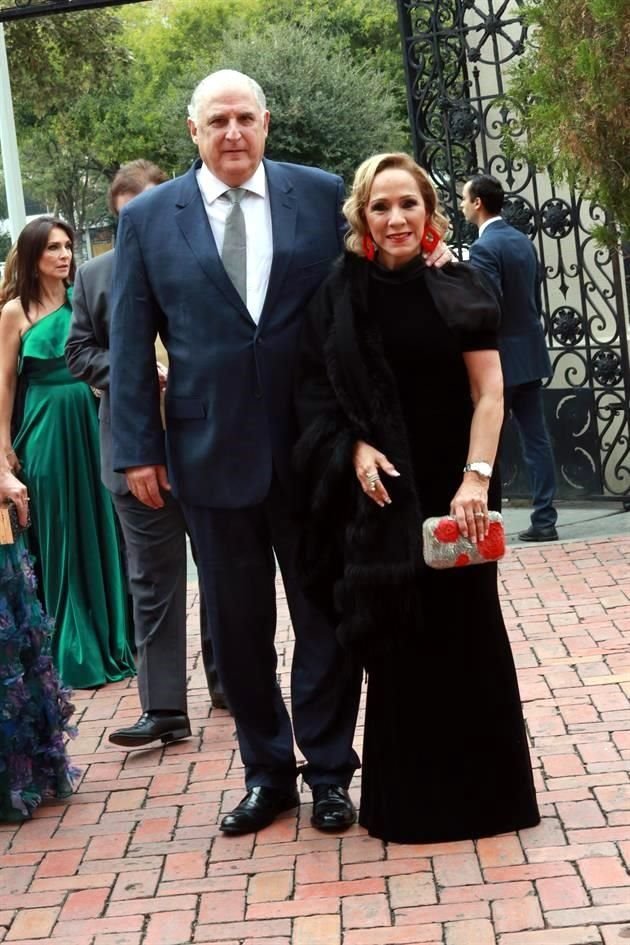 Alejandro Maiz y Gina Manautou de Maiz